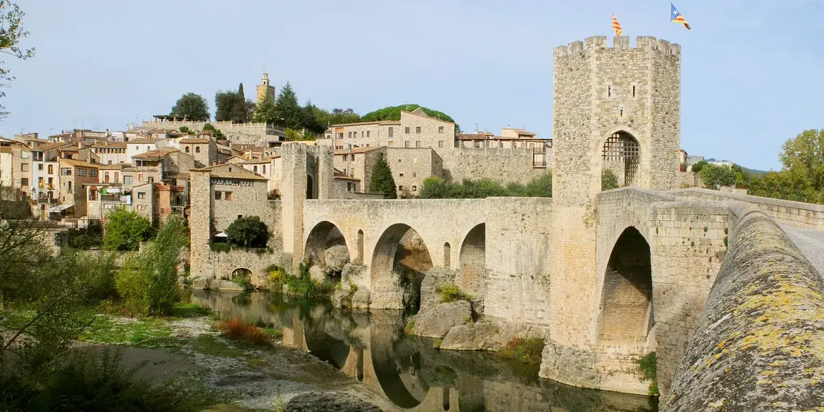 Besalú 도보 여행: 다리, 유대인 지구, 그리고 사라진 백작령의 수도