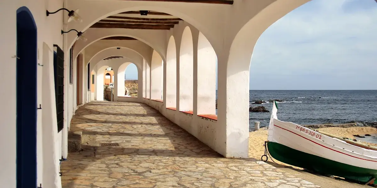 Calella de Palafrugell a pie: barcas, habaneras y el camino de ronda hasta Llafranc