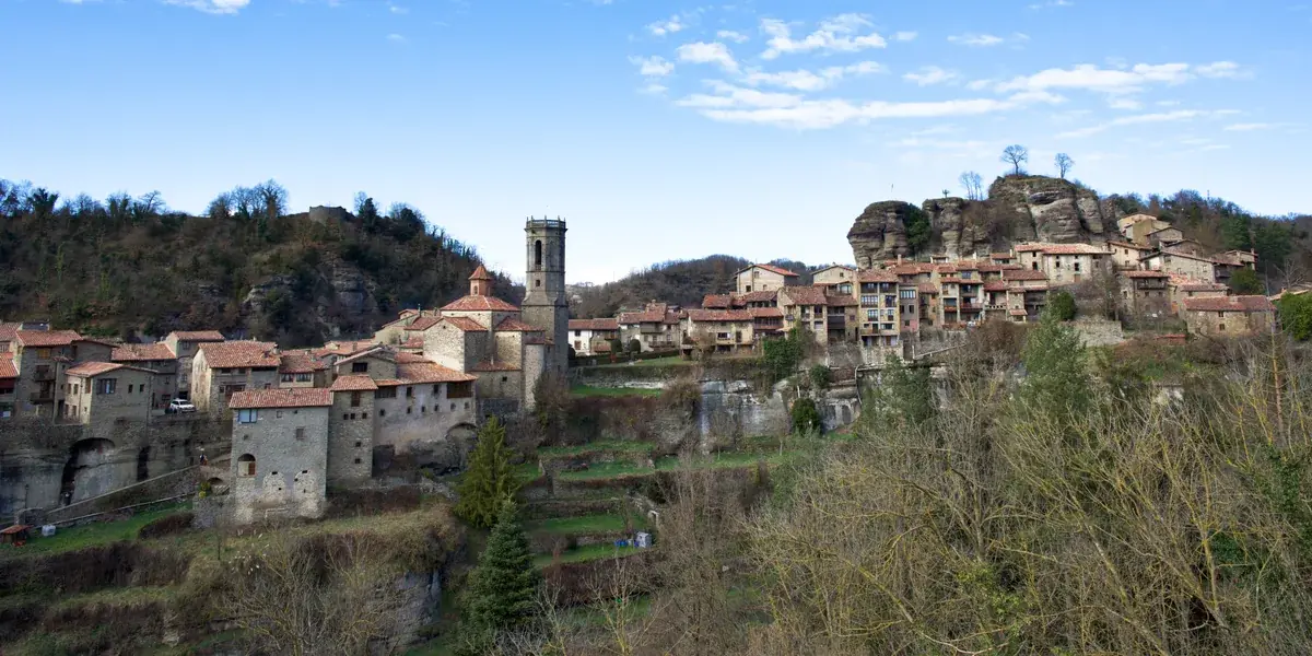 Rupit a pie: el Pont Penjat, la peña del castillo y la riera