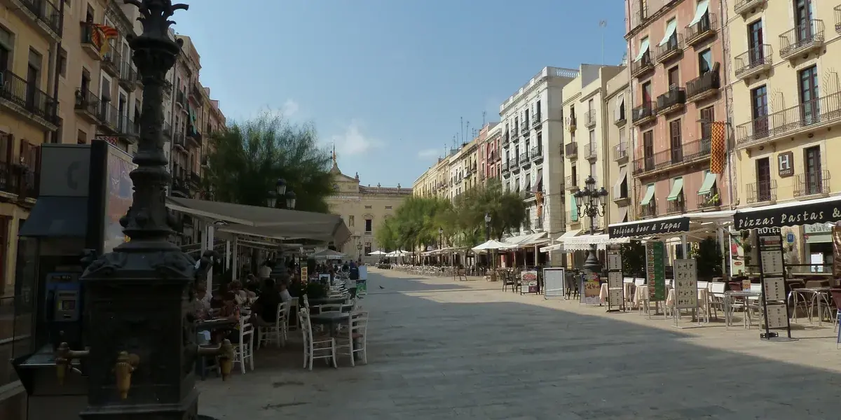 Die Plaça de la Font, die Zünfte und die Stadtmauern